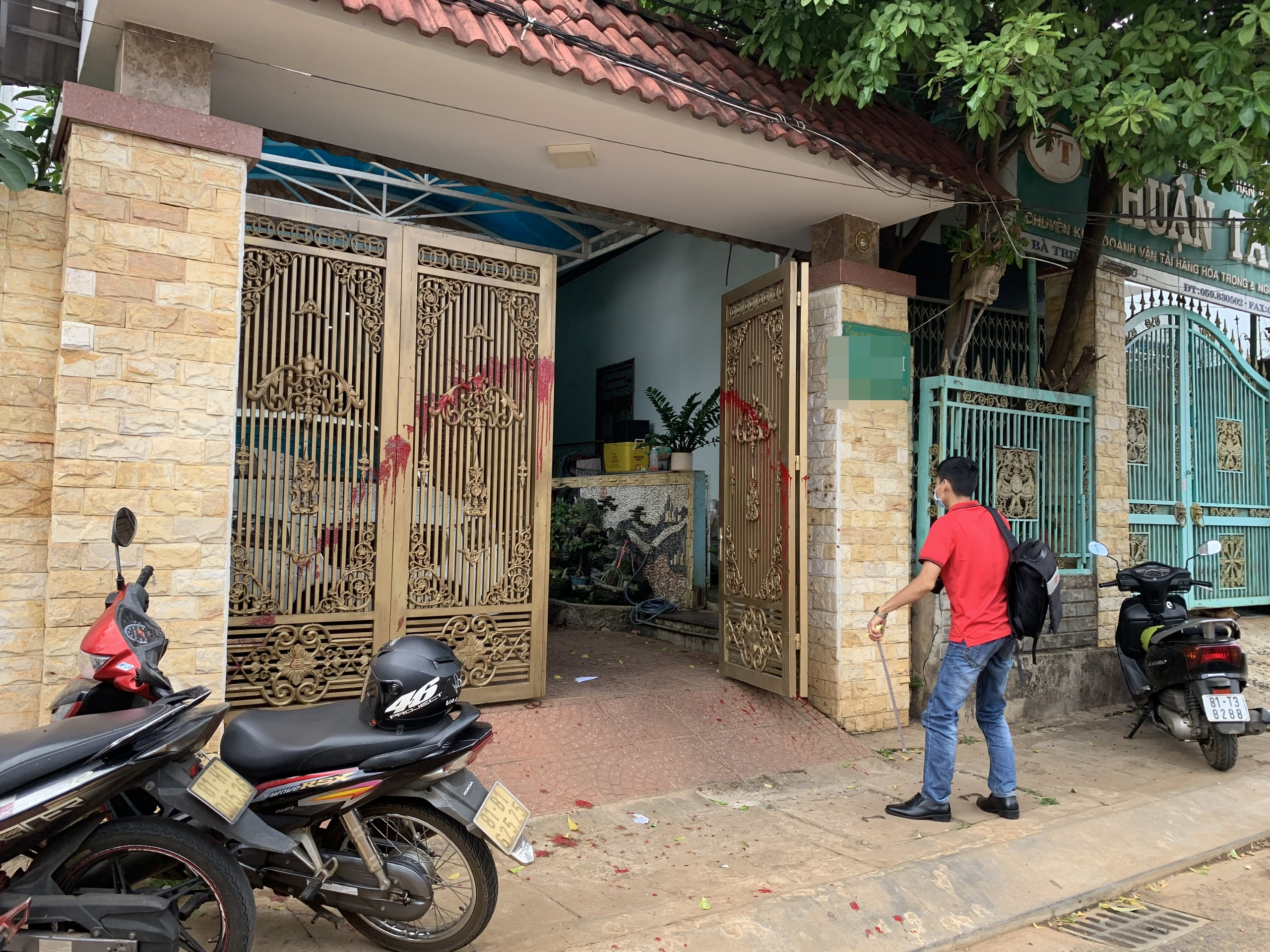 Li&ecirc;n tục bị khủng bố bằng mắm t&ocirc;m, b&aacute;o ch&iacute;nh quyền xong bị tạt nặng hơn - Ảnh 2.