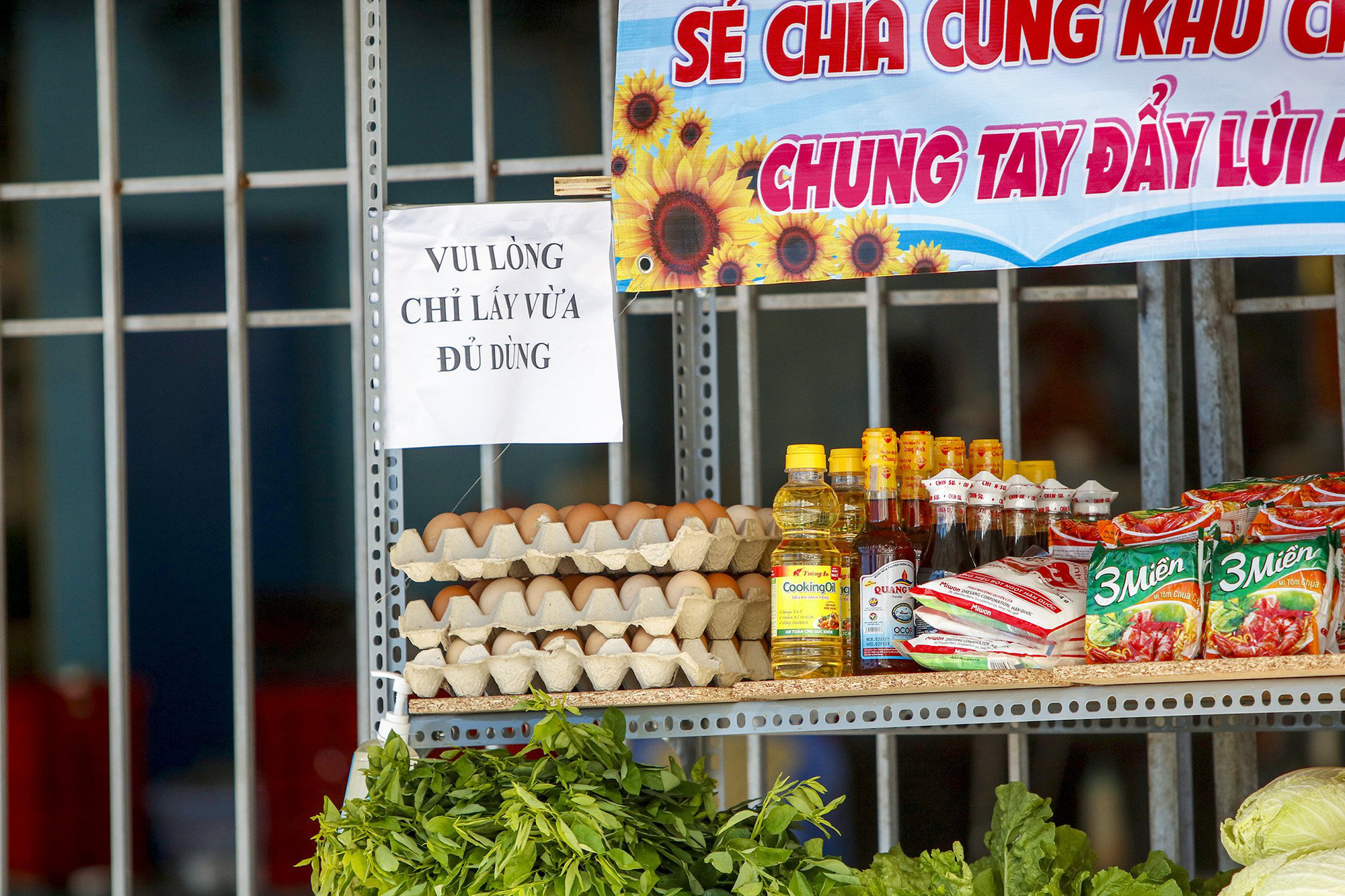 Đi chợ 0 đồng trong khu cách ly ở TP HCM - Ảnh 6.