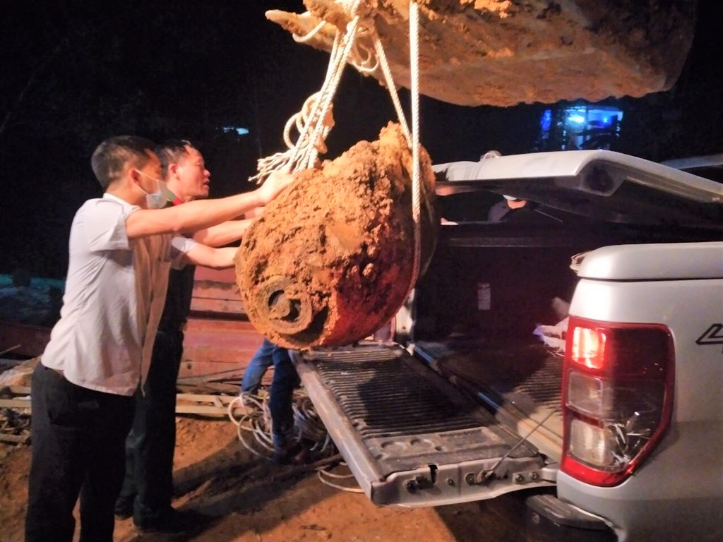 Đường sắt Bắc - Nam bị phong tỏa 12 giờ liền vì bom "khủng" nằm sát đường ray