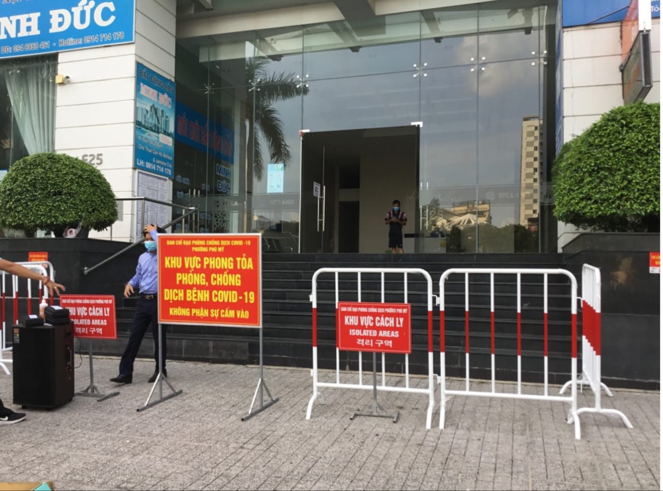 TP HCM: Đôi vợ chồng nghi mắc Covid-19, 1.000 cư dân chung cư xét nghiệm khẩn