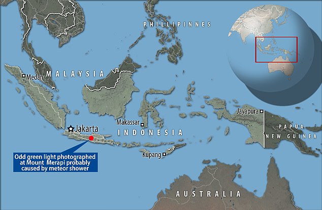 Tia sáng xanh kỳ lạ trên miệng núi lửa ở Indonesia - Ảnh 2.