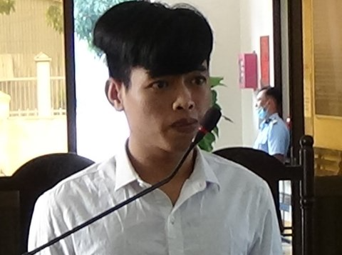 Chủ tọa đang tuyên án, bị cáo đá vào bục khai báo, đánh rớt micro