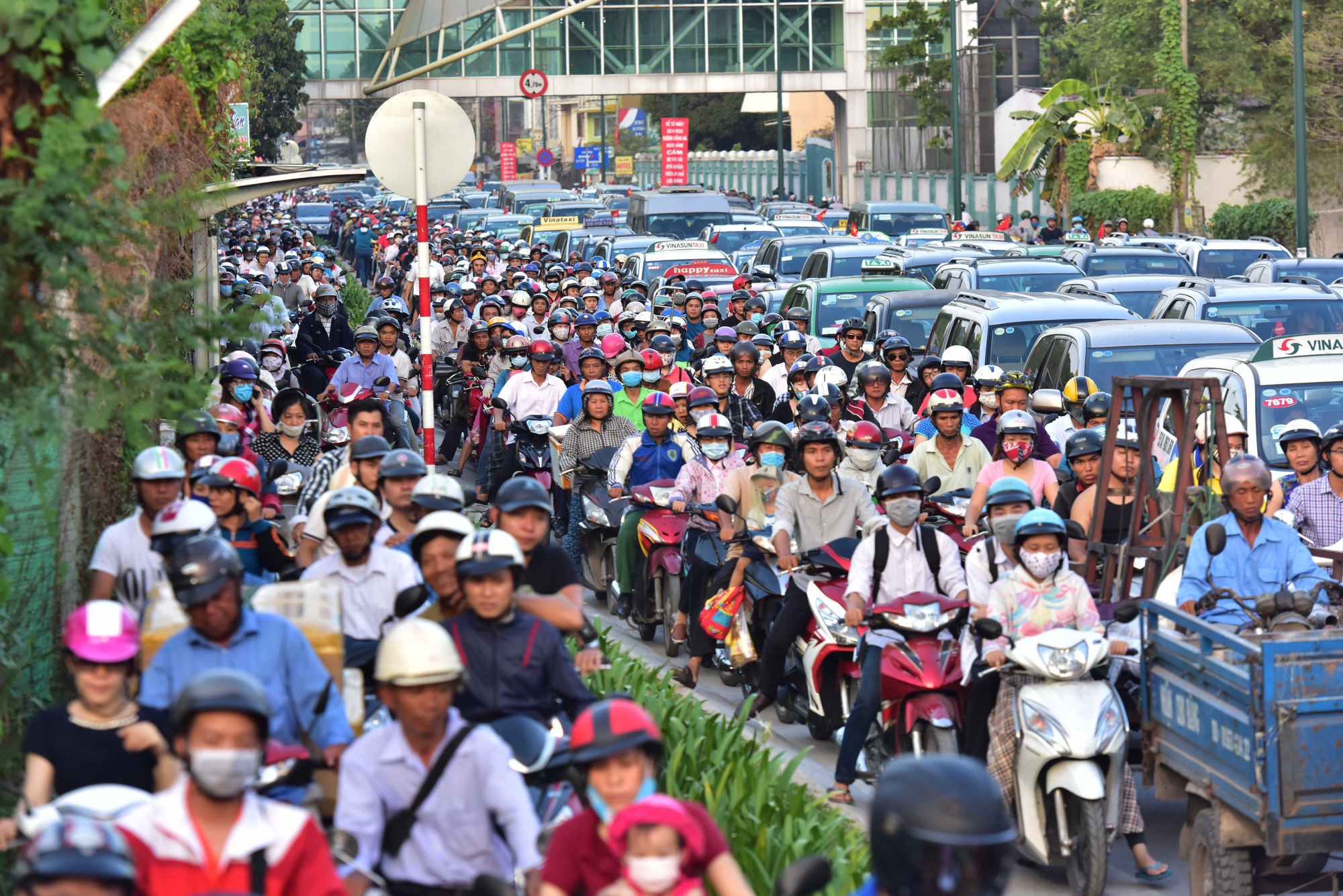 Để đường vào Tân Sơn Nhất hết ùn tắc