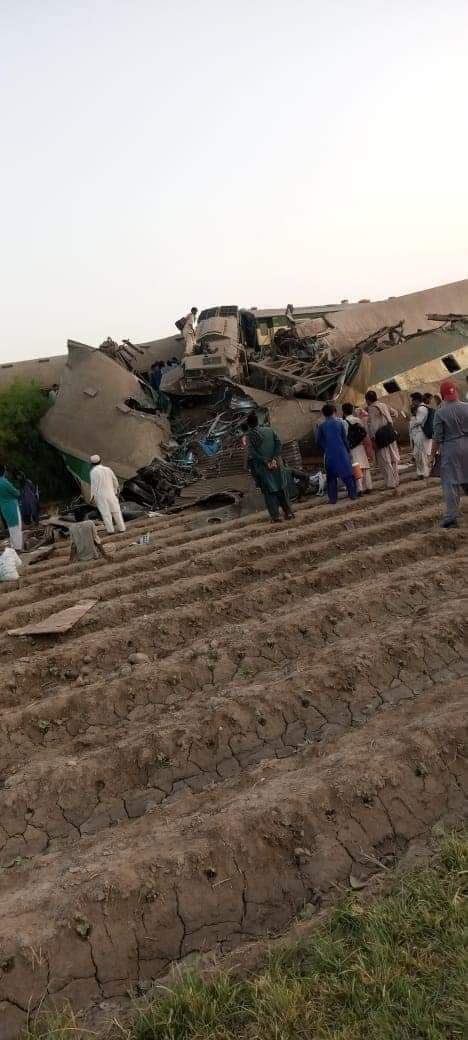 Hai t&agrave;u cao tốc Pakistan đ&acirc;m nhau, thương vong la liệt - Ảnh 2.