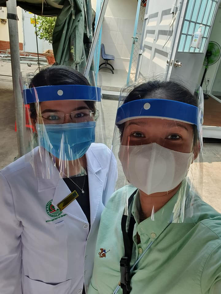 Gia đ&igrave;nh 3 thế hệ c&ugrave;ng l&agrave;m tấm chắn giọt bắn gửi tuyến đầu chống dịch - Ảnh 14.