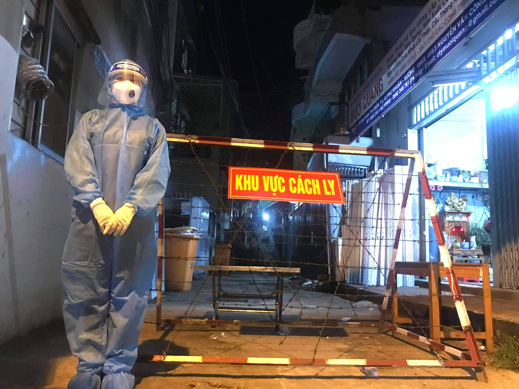 Gia đ&igrave;nh 3 thế hệ c&ugrave;ng l&agrave;m tấm chắn giọt bắn gửi tuyến đầu chống dịch - Ảnh 13.