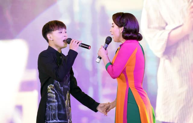 Hồ Văn Cường viết tâm thư gửi mẹ nuôi Phi Nhung giữa thị phi