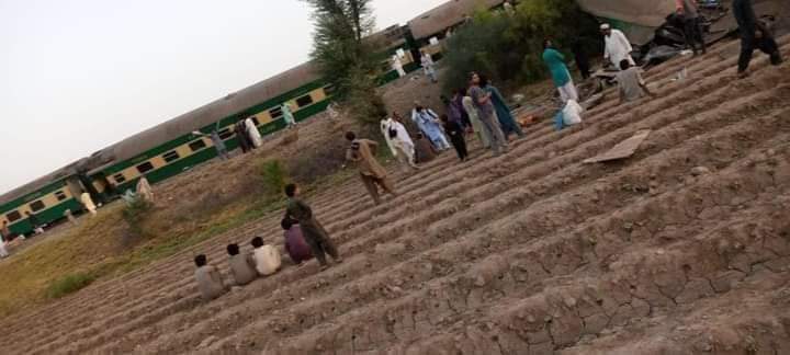 Hai t&agrave;u cao tốc Pakistan đ&acirc;m nhau, thương vong la liệt - Ảnh 1.