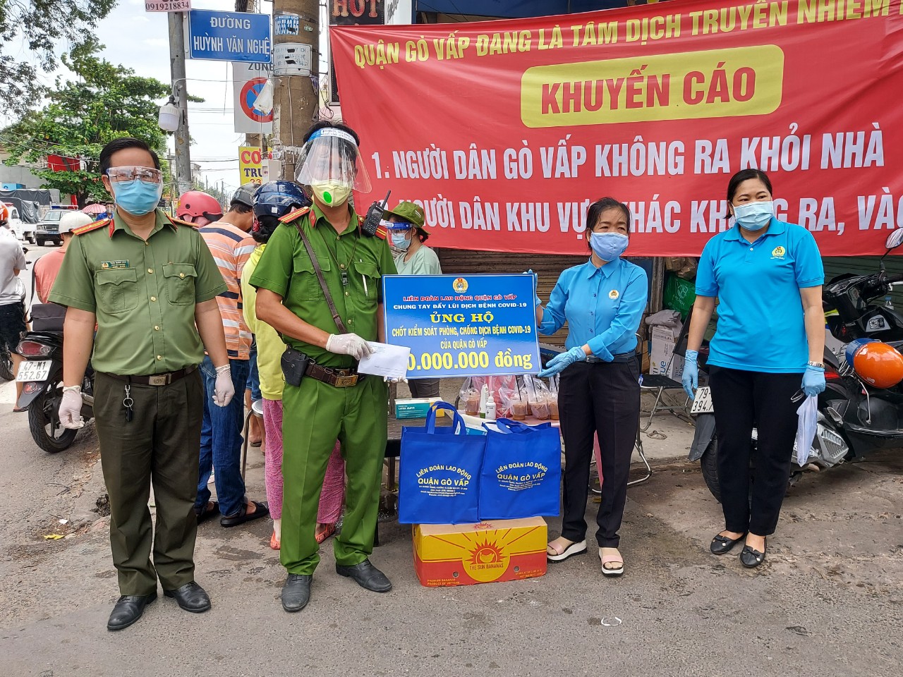 Sẻ chia kh&oacute; khăn với CNVC-LĐ bị phong tỏa, c&aacute;ch ly - Ảnh 3.