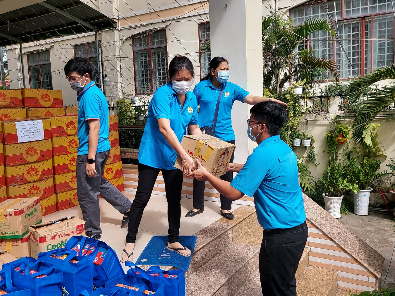 Sẻ chia kh&oacute; khăn với CNVC-LĐ bị phong tỏa, c&aacute;ch ly - Ảnh 1.
