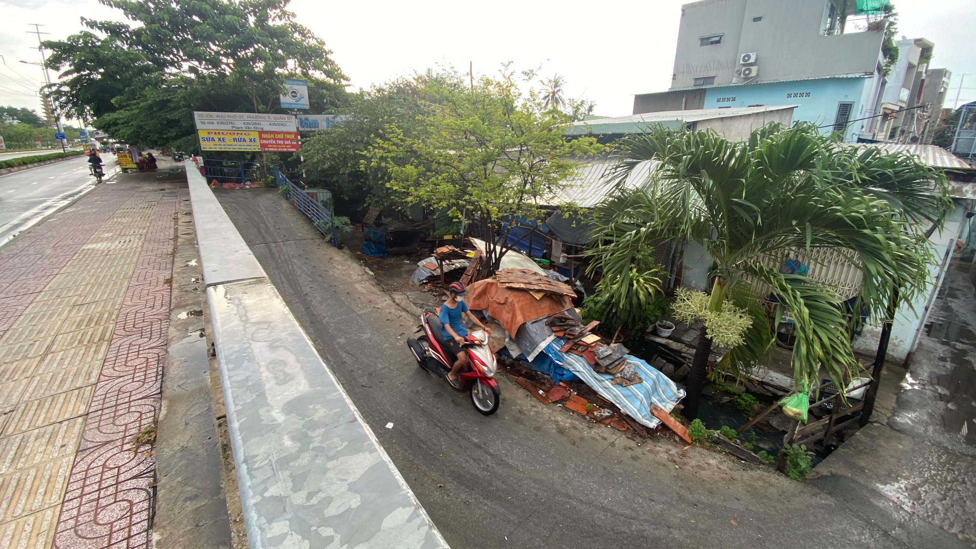 Hàng ngàn ngôi nhà "chìm" dưới mặt đường ở TP HCM