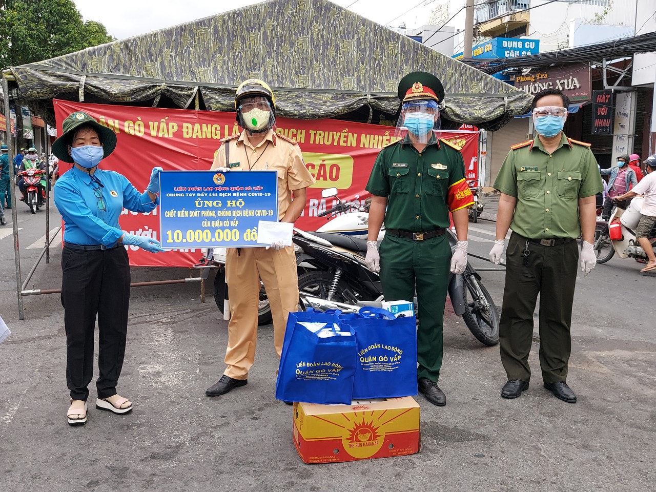 Sẻ chia kh&oacute; khăn với CNVC-LĐ bị phong tỏa, c&aacute;ch ly - Ảnh 2.