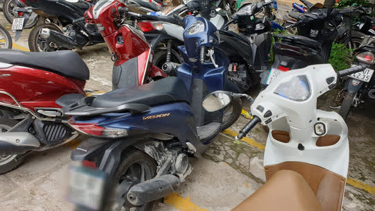 Kẻ cướp t&aacute;o tợn ch&iacute;ch điện c&ocirc; g&aacute;i để cướp xe ở quận B&igrave;nh T&acirc;n - Ảnh 1.