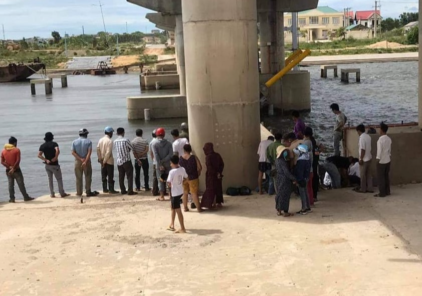 Chơi cùng bạn ở đập ngăn mặn, bé gái 10 tuổi rơi xuống sông tử vong