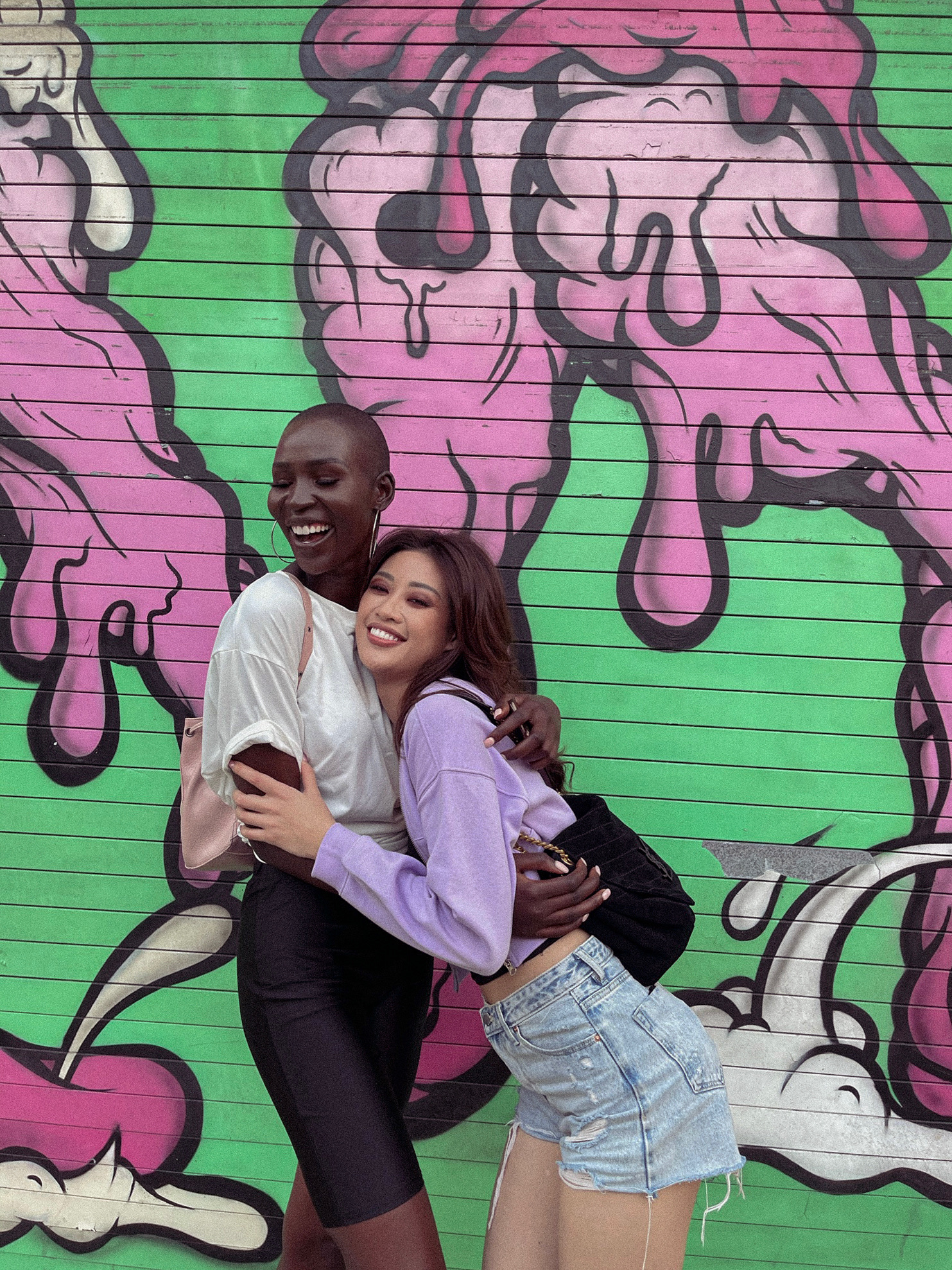Hoa hậu Khánh Vân hội ngộ hoa hậu Canada, khoe sắp được về nước