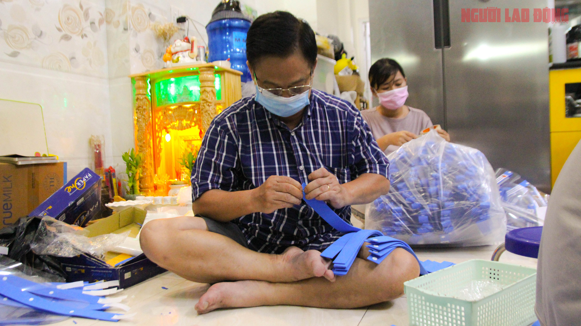 Gia đ&igrave;nh 3 thế hệ c&ugrave;ng l&agrave;m tấm chắn giọt bắn gửi tuyến đầu chống dịch - Ảnh 6.