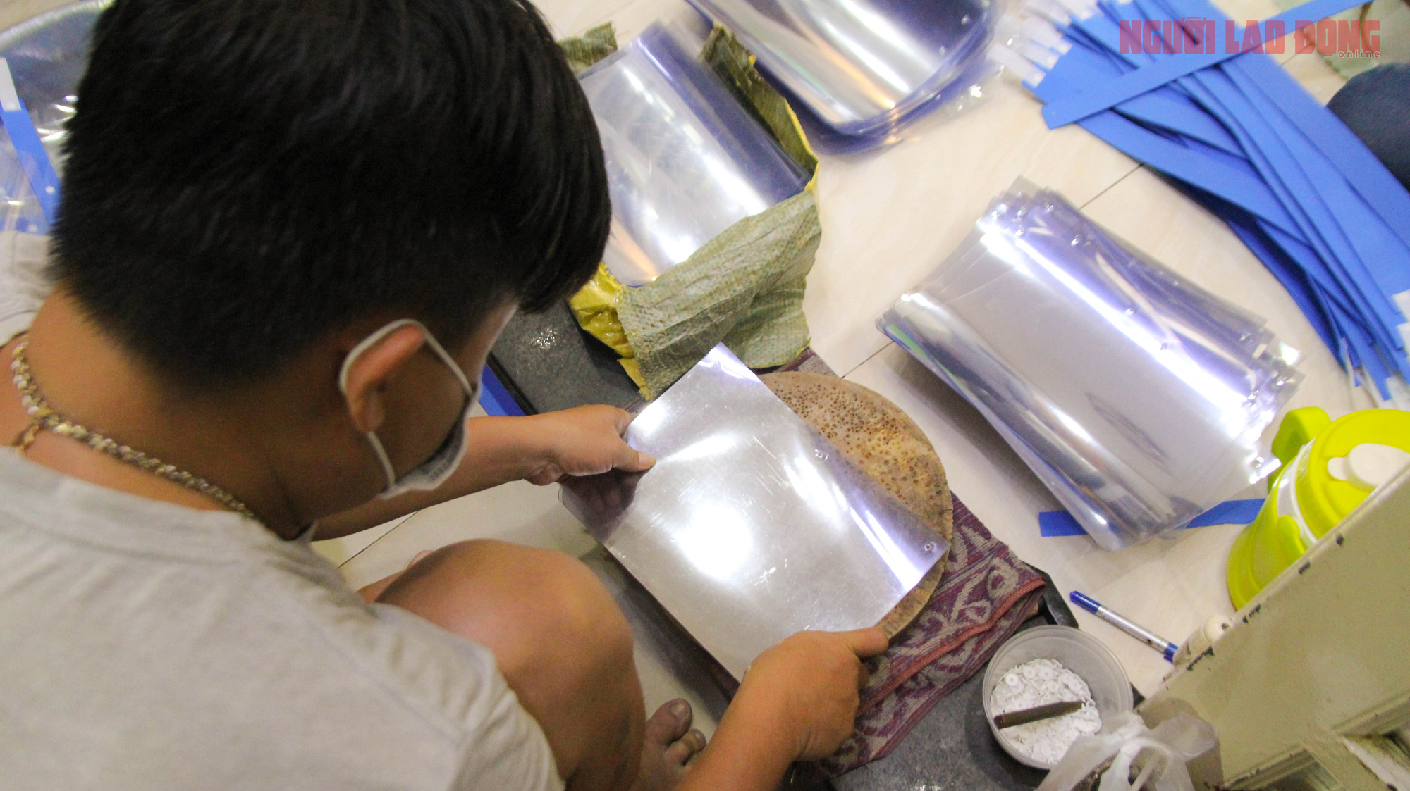 Gia đ&igrave;nh 3 thế hệ c&ugrave;ng l&agrave;m tấm chắn giọt bắn gửi tuyến đầu chống dịch - Ảnh 2.