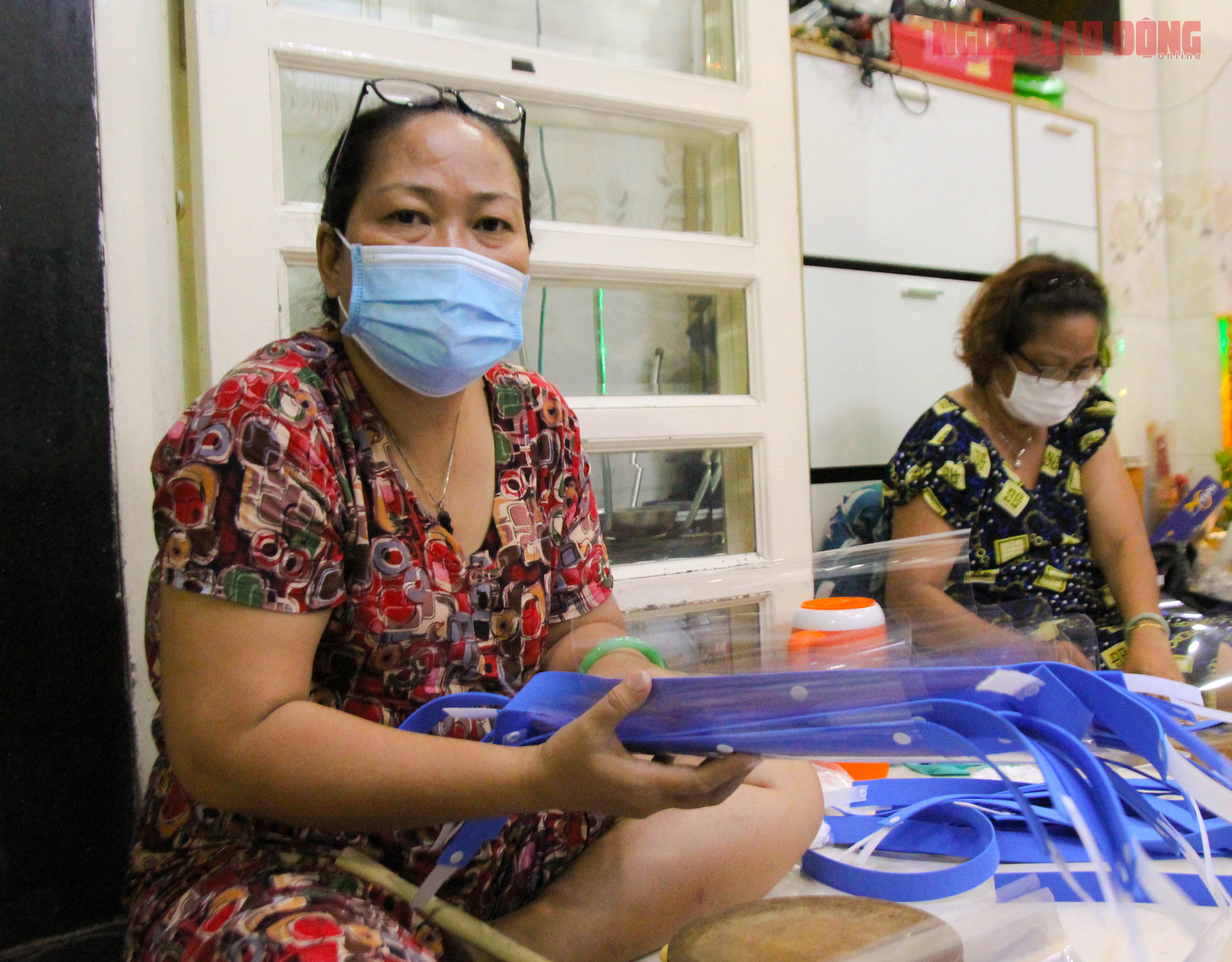 Gia đ&igrave;nh 3 thế hệ c&ugrave;ng l&agrave;m tấm chắn giọt bắn gửi tuyến đầu chống dịch - Ảnh 5.