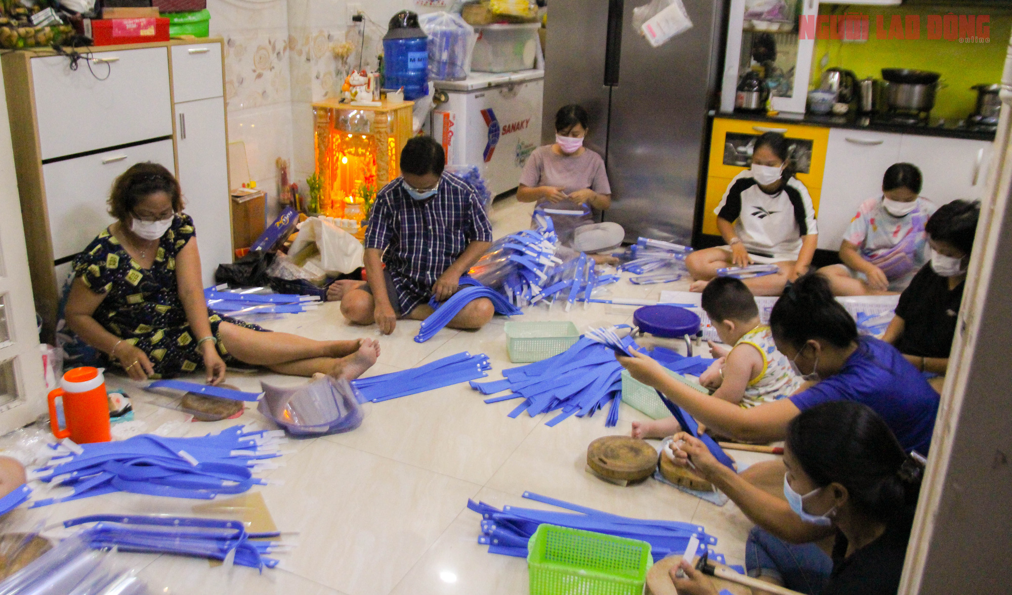 Gia đ&igrave;nh 3 thế hệ c&ugrave;ng l&agrave;m tấm chắn giọt bắn gửi tuyến đầu chống dịch - Ảnh 1.