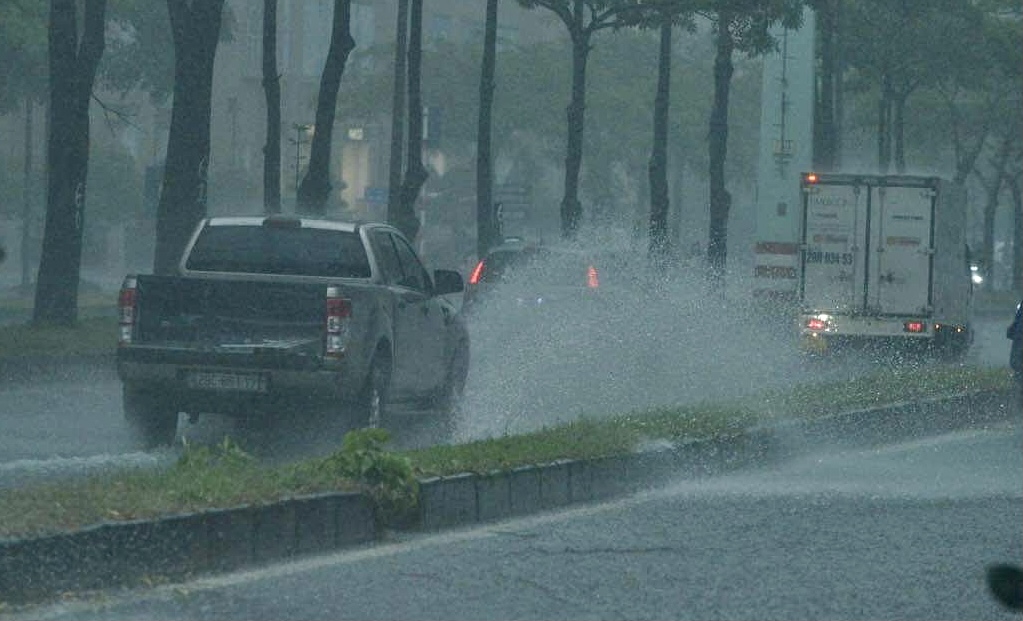 Đầu giờ chiều 7-6, bầu trời H&agrave; Nội bỗng x&aacute;m xịt k&egrave;m mưa lớn - Ảnh 3.