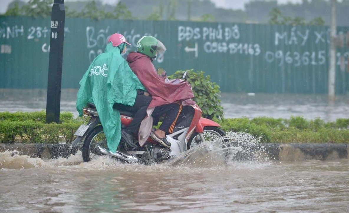 Đầu giờ chiều 7-6, bầu trời H&agrave; Nội bỗng x&aacute;m xịt k&egrave;m mưa lớn - Ảnh 9.