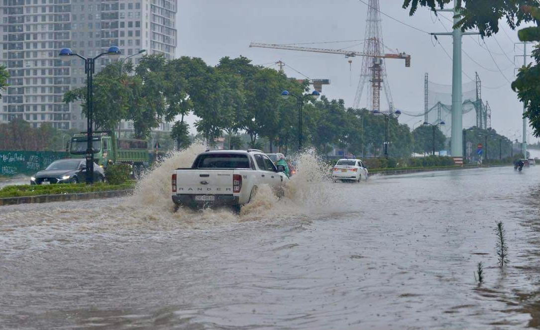 Đầu giờ chiều 7-6, bầu trời H&agrave; Nội bỗng x&aacute;m xịt k&egrave;m mưa lớn - Ảnh 5.