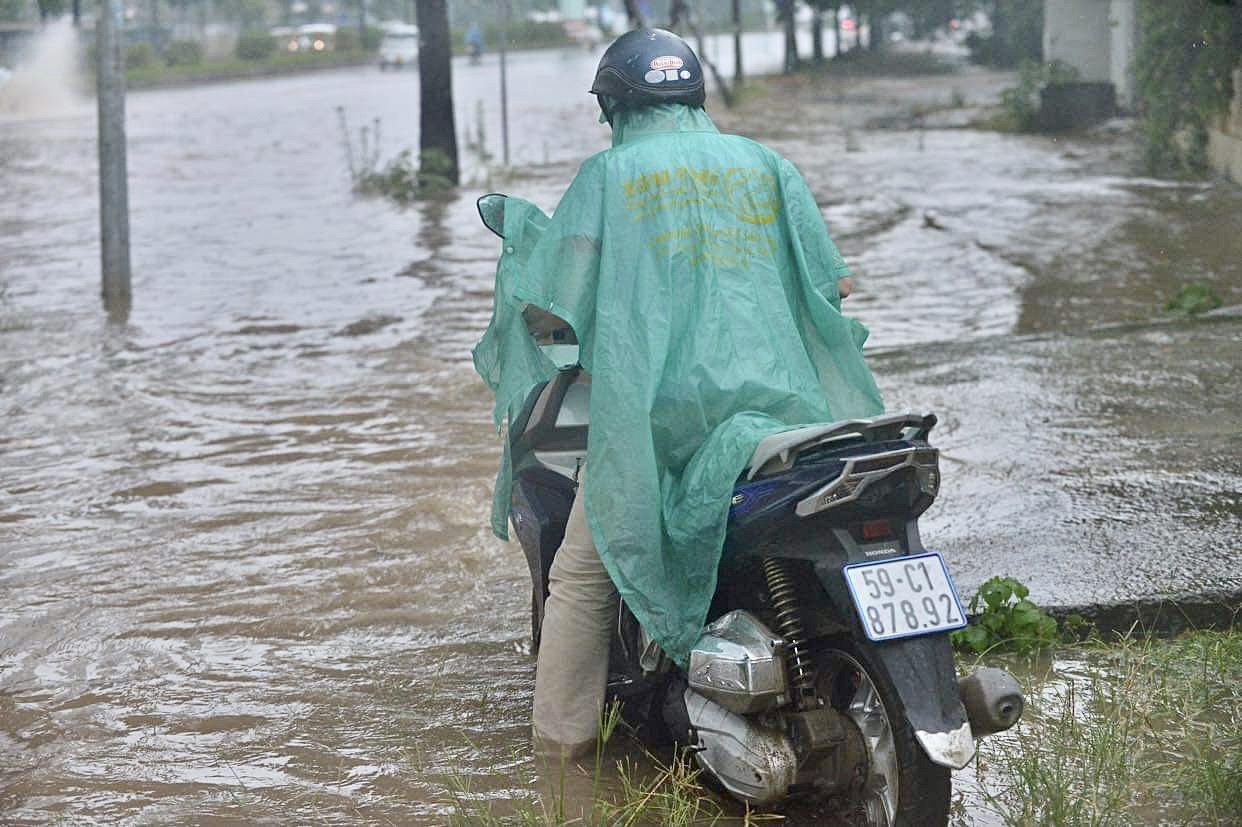 Đầu giờ chiều 7-6, bầu trời H&agrave; Nội bỗng x&aacute;m xịt k&egrave;m mưa lớn - Ảnh 8.
