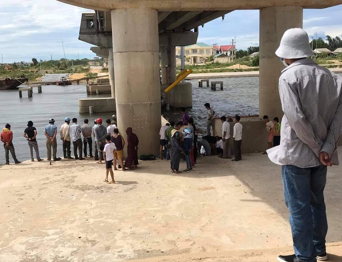 Chơi cùng bạn ở đập ngăn mặn, bé gái 10 tuổi rơi xuống sông tử vong - Ảnh 1.