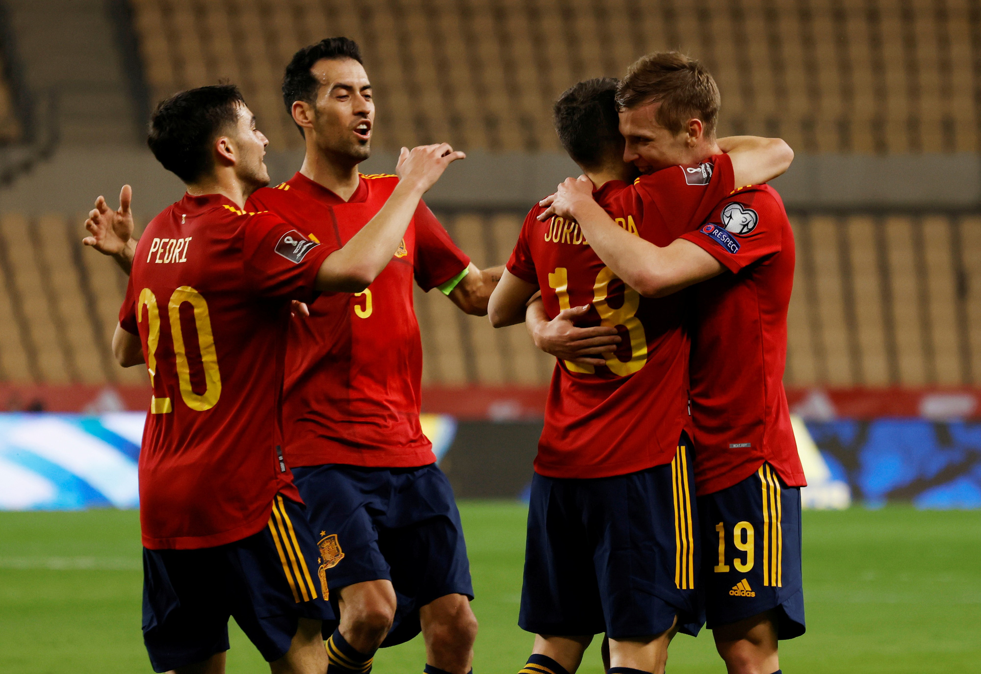 Sergio Busquets nhiễm Covid-19, Tây Ban Nha run rẩy trước Euro
