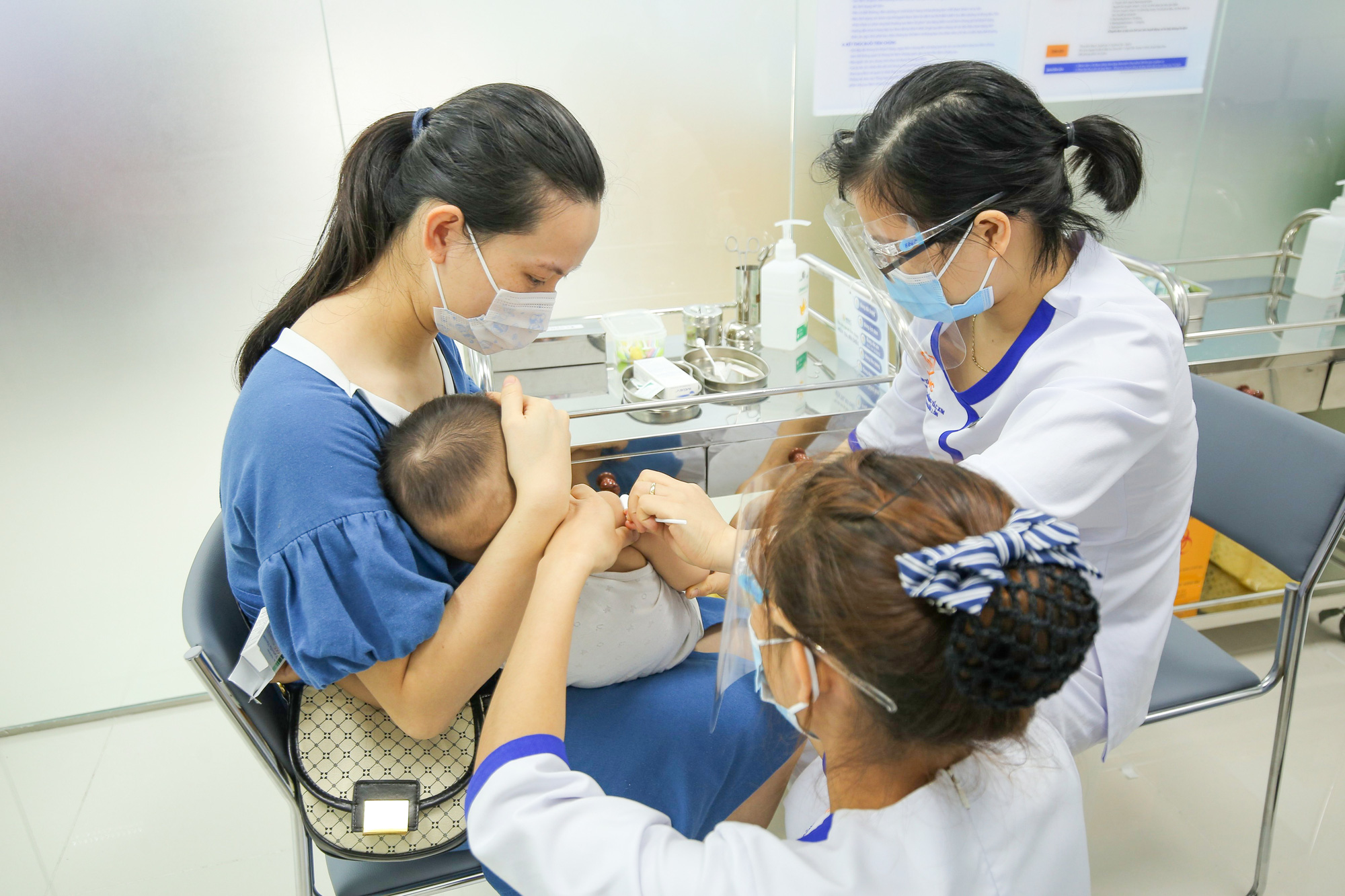 Tiến tới xóa "vùng lõm" thiếu vắc-xin ở vùng sâu, vùng xa