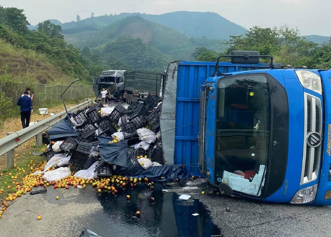 Tai nạn liên hoàn trên cao tốc Nội Bài - Lào Cai, giao thông tê liệt nhiều giờ