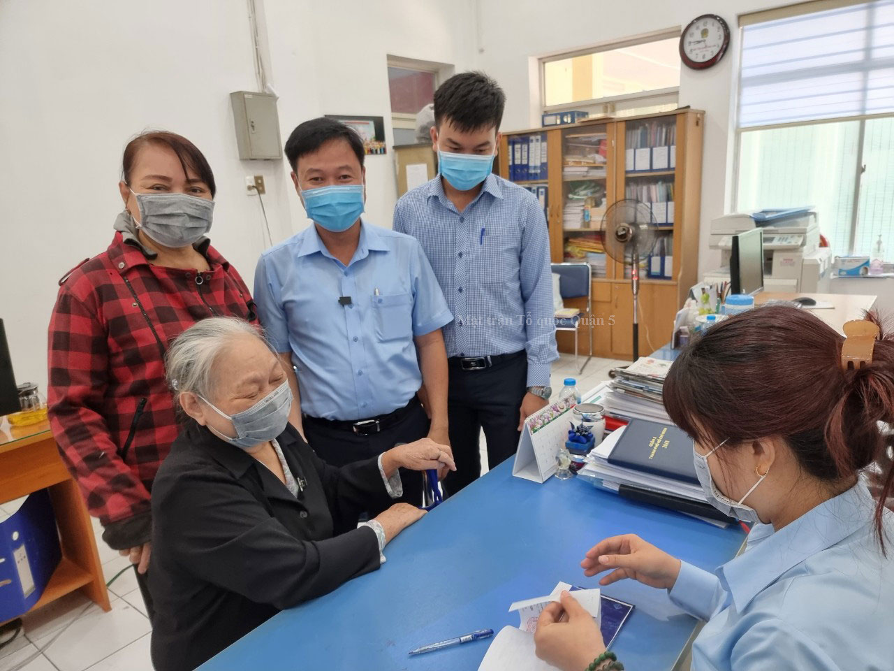 MỆNH LỆNH TỪ TR&Aacute;I TIM (*): Nghĩa t&igrave;nh giữa đại dịch - Ảnh 1.