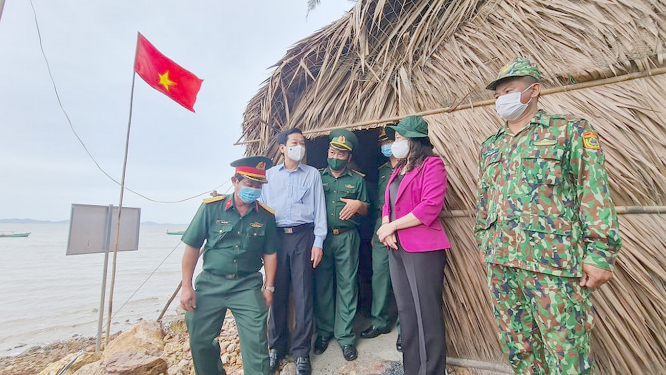 Phó Chủ tịch nước thăm và tặng quà các chiến sĩ biên phòng Kiên Giang - Ảnh 1.