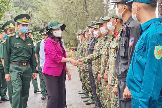 Phó Chủ tịch nước thăm và tặng quà các chiến sĩ biên phòng Kiên Giang