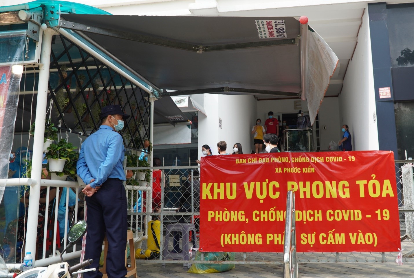 Phong tỏa 1 block chung cư ở Nh&agrave; B&egrave; v&igrave; ca Covid-19 l&acirc;y nhiễm qua nhiều v&ograve;ng - Ảnh 1.