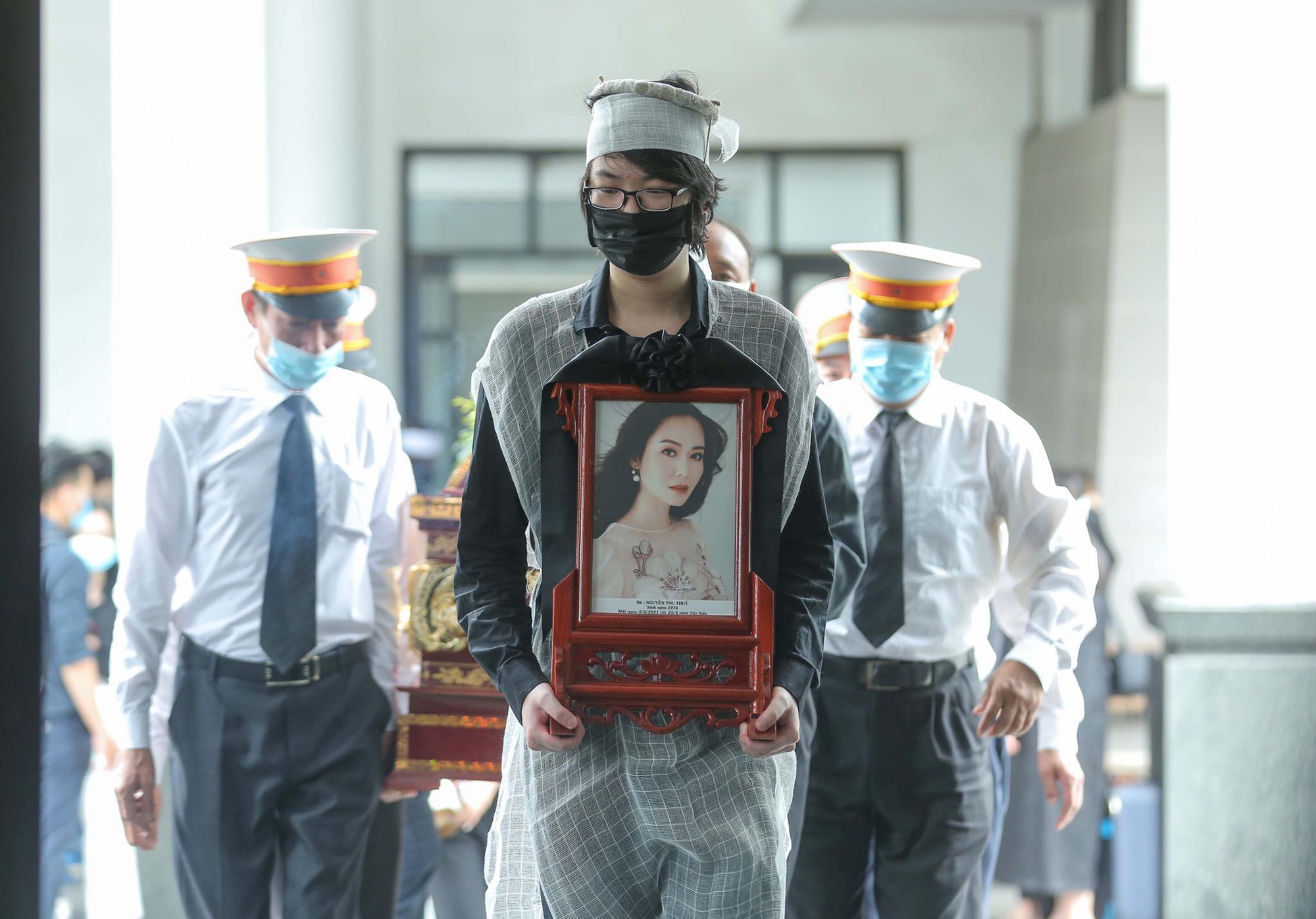 Rơi lệ tiễn biệt Hoa hậu Nguyễn Thu Thủy