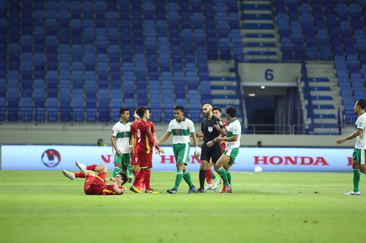 Tuyển Việt Nam đ&egrave; bẹp Indonesia 4-0, vững ng&ocirc;i đầu bảng G - Ảnh 8.