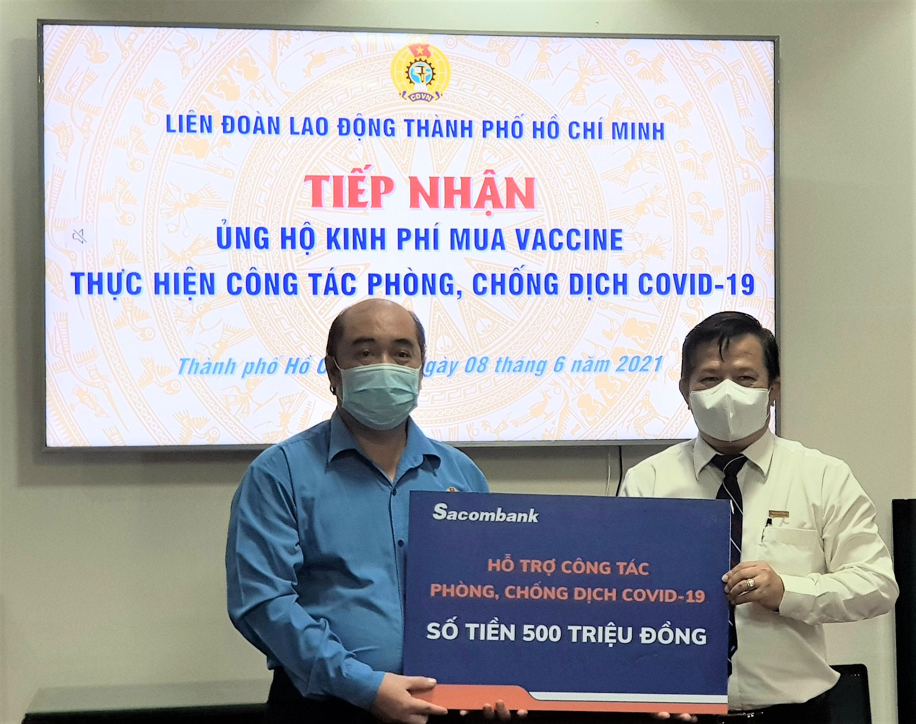 Ủng hộ 800 triệu đồng mua vắc-xin cho người lao động