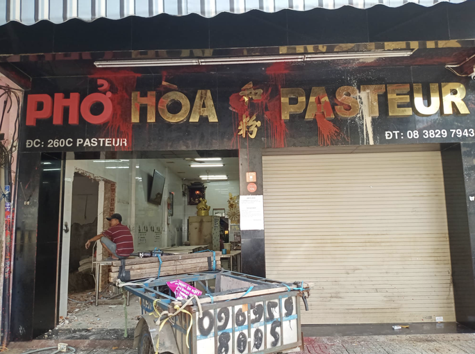 Vào quán phở nổi tiếng ở TP HCM bỏ gián vào tô phở để rồi... lãnh đủ!