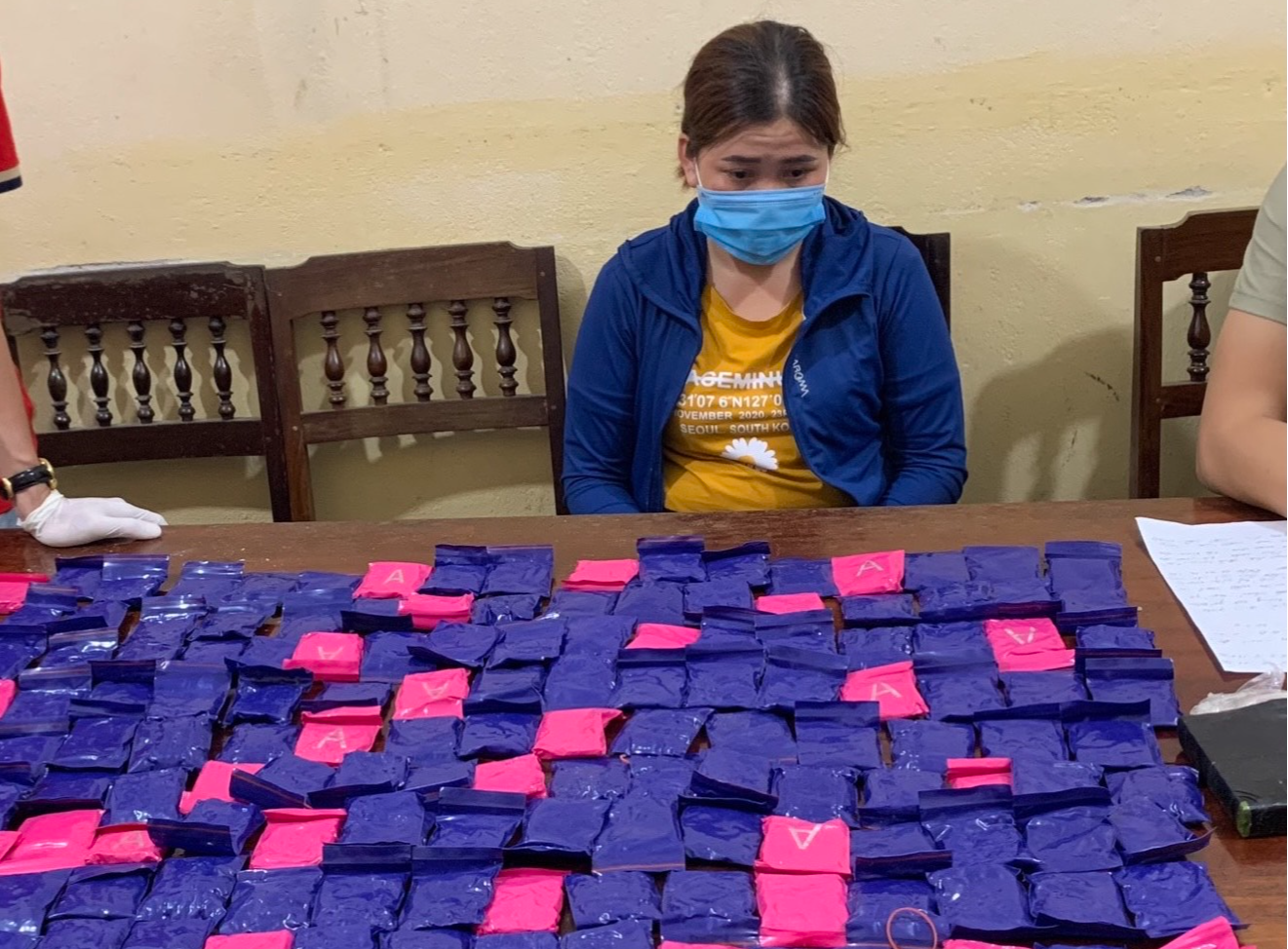 Bắt cặp tình nhân "ôm" 42.000 viên ma túy, 1 bánh heroin trong nhà nghỉ