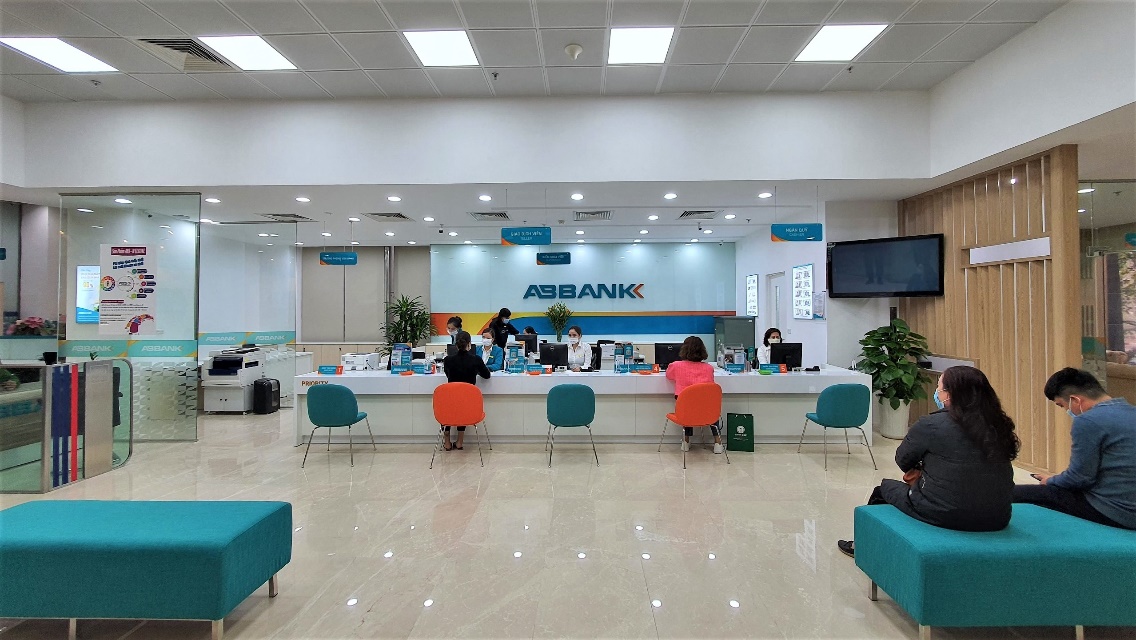 ABBANK áp dụng hệ thống nhận diện thương hiệu và không gian giao dịch mới - Ảnh 1.
