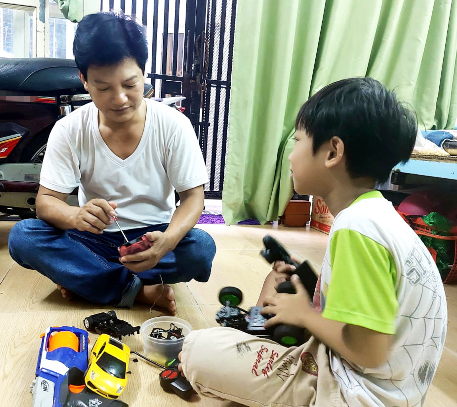 Ở nhà chống dịch, đàn ông làm bảo mẫu