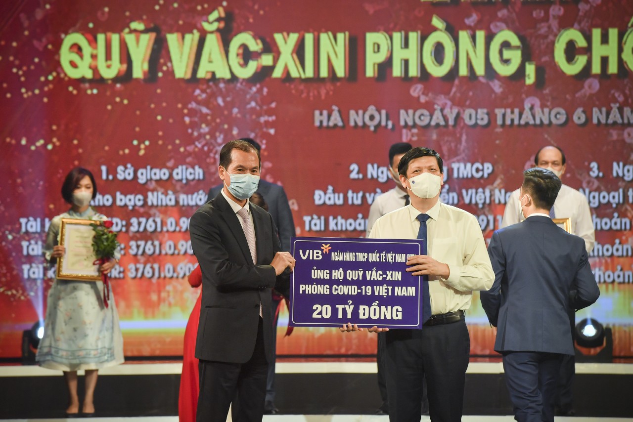 VIB c&ugrave;ng ng&agrave;nh ng&acirc;n h&agrave;ng đ&oacute;ng g&oacute;p v&agrave;o Quỹ vắc-xin ph&ograve;ng Covid-19 - Ảnh 1.