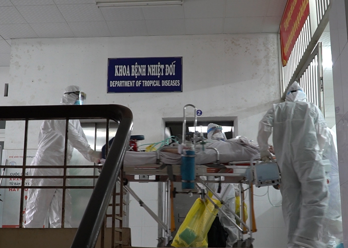 Chiến sĩ c&ocirc;ng an mắc Covid-19 chuyển sang Bệnh viện Chợ Rẫy điều trị, đặt ECMO - Ảnh 6.
