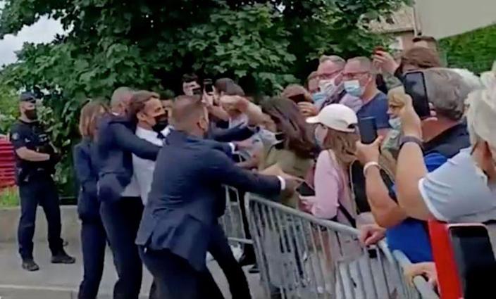 Sốc: Tổng thống Pháp Emmanuel Macron bị tát trong chuyến công du