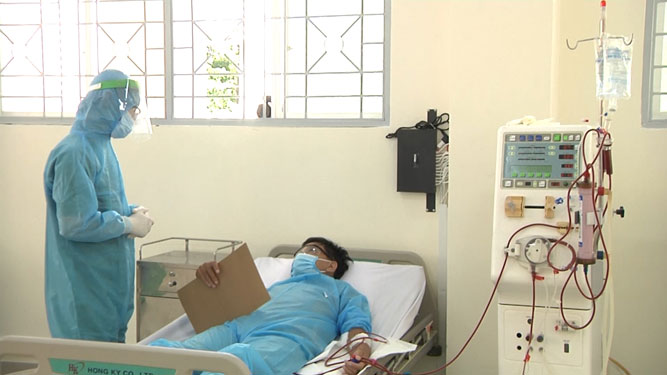 Chạy thận cho bệnh nh&acirc;n đang c&aacute;ch ly - Ảnh 1.
