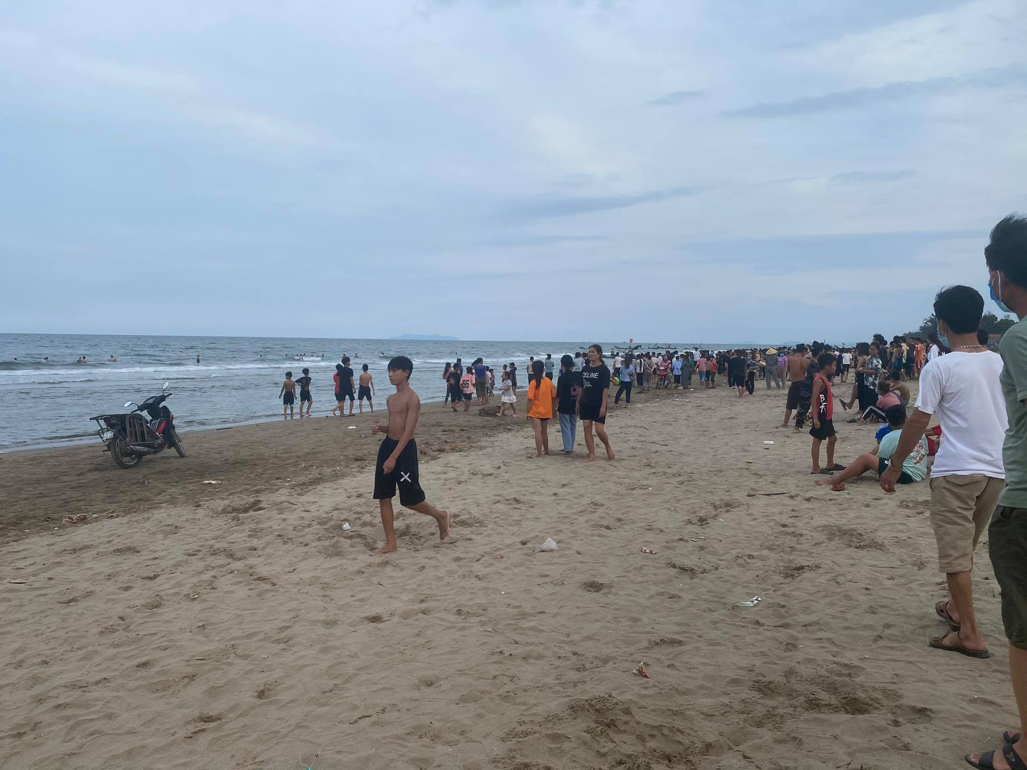5 em nhỏ rủ nhau tắm biển, 3 em chết đuối và mất tích