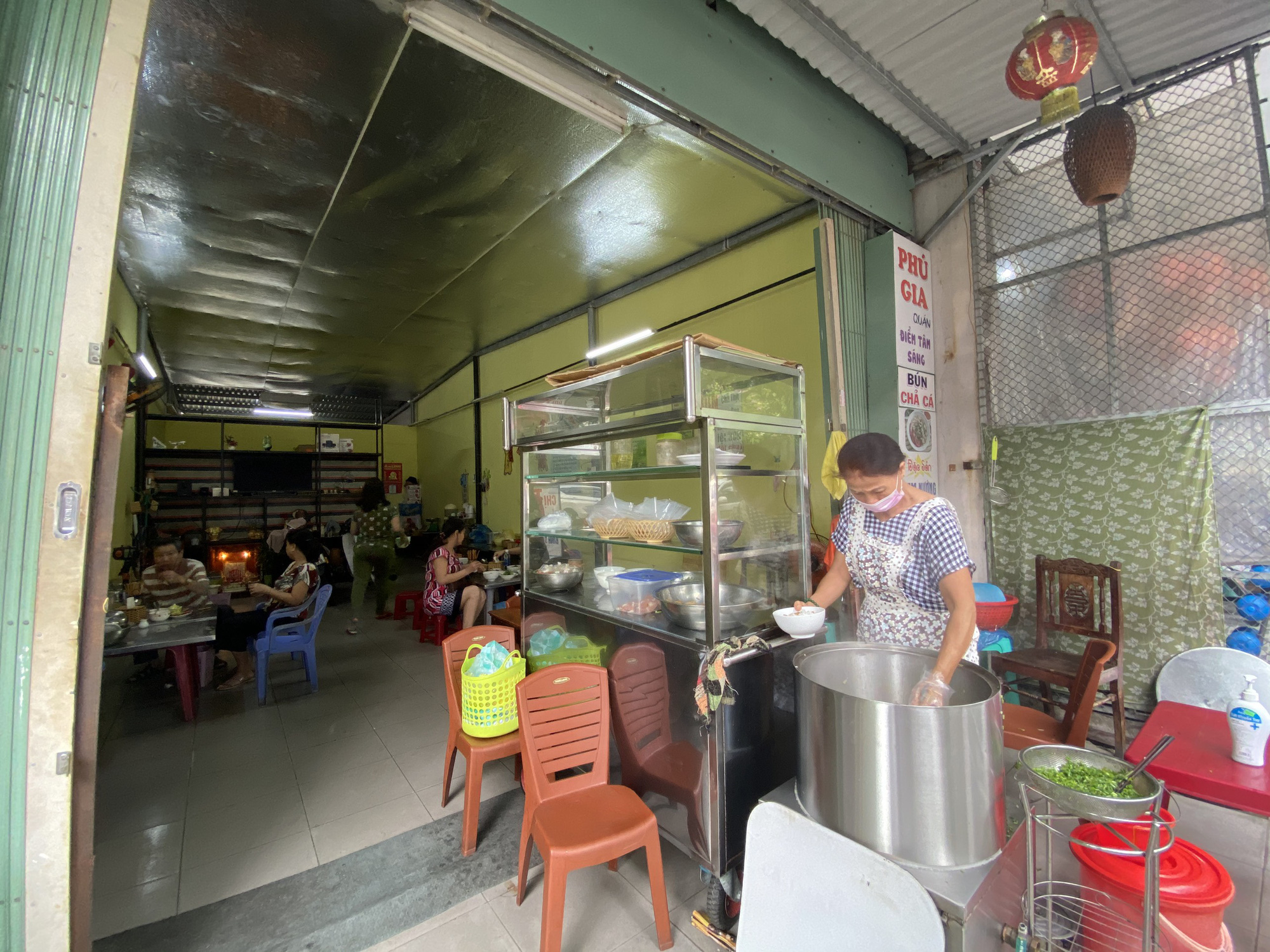 Người Đ&agrave; Nẵng trong ng&agrave;y h&agrave;ng qu&aacute;n, b&atilde;i tắm được mở cửa trở lại - Ảnh 3.