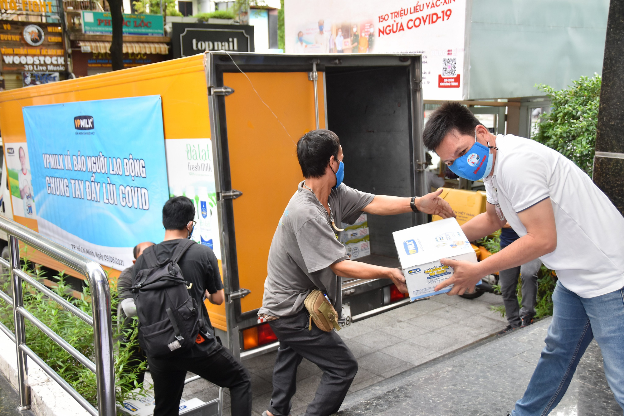 VPMilk hỗ trợ 1.000 th&ugrave;ng sữa cho lực lượng chống dịch v&agrave; người ngh&egrave;o - Ảnh 1.