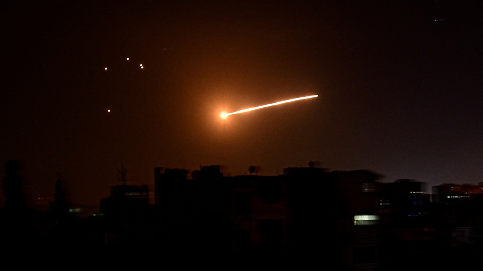 Phòng không Syria thắp sáng bầu trời đáp trả tên lửa Israel